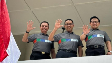 Ketua Timnas Amin, M Syaugi Alaydrus (kiri) bersama Anies-Muhaimin.
