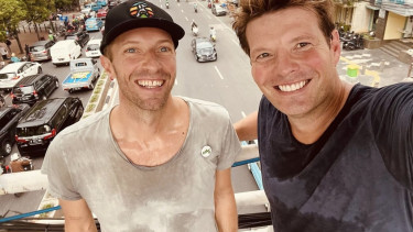 Chris Martin dan manager, Phil Harvey.
