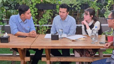 Calon wakil presiden Gibran Rakabuming Raka (kiri) berbincang bersama juru bicaranya, Emil Elestianto Dardak (kedua kiri) dan Arumi Bachsin (kedua kanan), sebelum memberikan keterangan pers di Jakarta, Selasa, 14 November 2023.