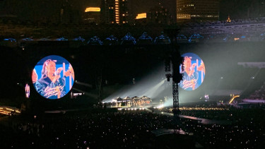 Rahmania Astrini, jadi pembuka konser Coldplay.