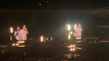 Maliq & DEssentials beri kejutan di konser Coldplay.