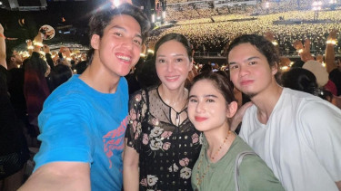 Maia Estianty di konser Coldplay.
