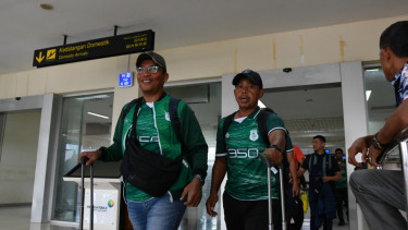 Pelatih Kepala PSMS Medan, Miftahudin Mukson bersama 21 pemain