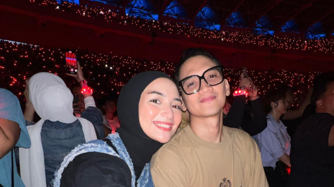 Citra Kirana dan Rezky Aditya pose saat konser Coldplay di GBK