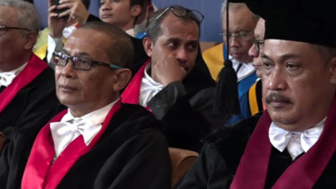 Eddy Hiariej Terlihat di Pengukuhan Guru Besar UGM