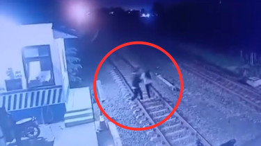 Aksi Heroik Petugas Perlintasn Kereta Gagalkan Percobaan Bunuh Diri di Pemalang