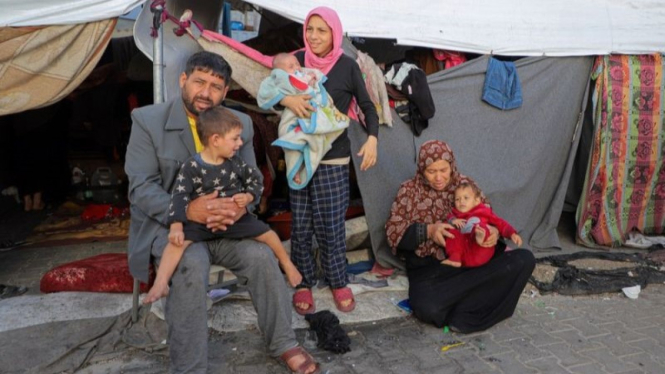 Para pengungsi Palestina terlihat di tempat penampungan sementara, yang diubah dari sebuah sekolah, di Jalur Gaza tengah.