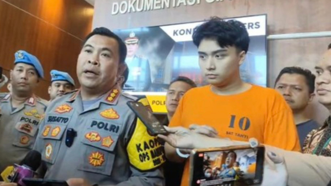 Anak aktor Willy Dozan, Leon Dozan di Mapolres Metro Jakarta Pusat