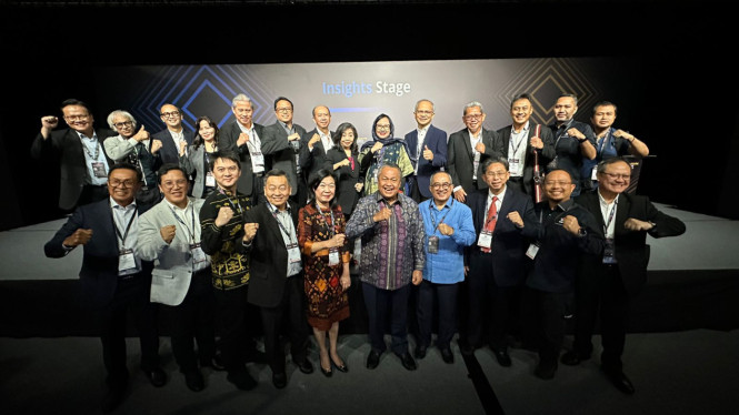 Gubernur Bank Indonesia, Perry Warjiyo (tengah) di sela peluncuran QRIS bisa digunakan di Singapura.