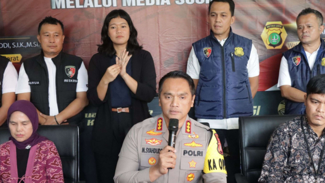 Kapolres Jakarta Barat M Syahduddi (tengah)