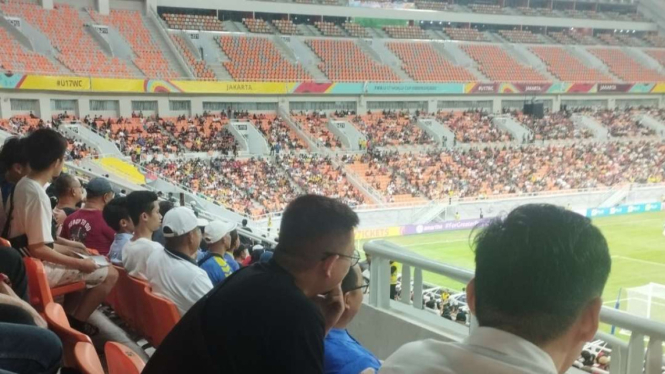 Suasana penonton di Jakarta International Stadium (JIS)