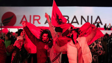 Suporter Timnas Albania rayakan keberhasilan lolos ke EURO 2024