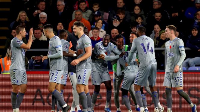 Pemain Everton rayakan gol