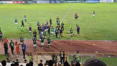 PSMS Medan dilempari botol air mineral oleh pendukung Persiraja Banda Aceh.