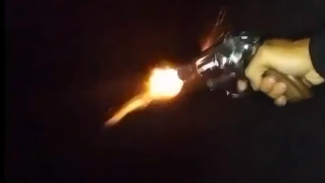Letusan tembakan pistol.