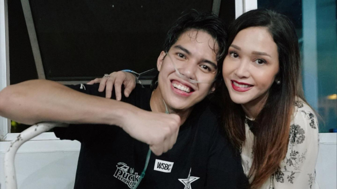 El Rumi bersama Maia Estianty usai menang di laga tinju kontra Jefri Nichol