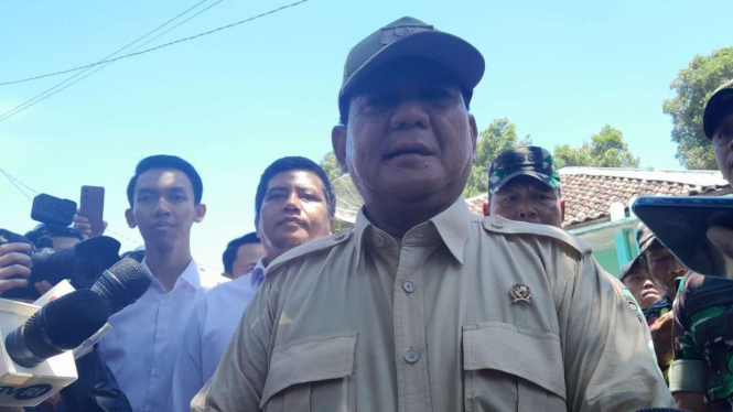 Menhan Prabowo Subianto saat meresmikan sumur air bersih di Banten