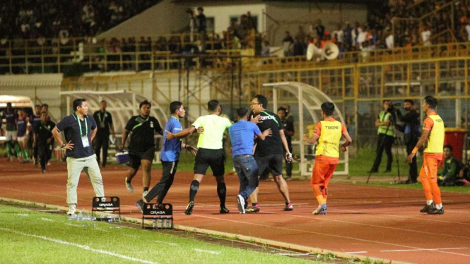 Official PSMS Medan membuat keributan di bench pemain Persiraja Banda Aceh