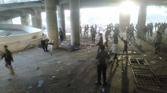 kericuhan saat suporter Gresik United (Ultrasmania) bentrok dengan petugas kepolisian