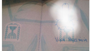 Paspor seorang pria Israel yang digambar tak senonoh oleh petugas Imigrasi