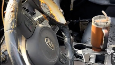 Tumbler Stanley yang masih dingin usai kebakaran mobil