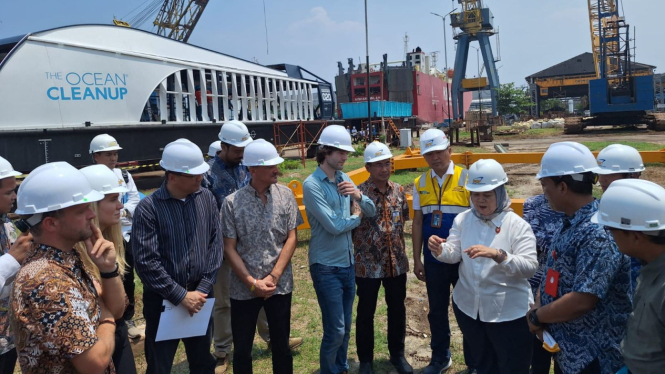 Kapal The Ocean CleanUp dari band Coldplay diserahkan kepada Pemkab Tangerang