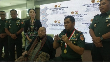 VIVA Militer: Pangkostrad Letjen TNI Maruli terima Rekor MURI karena program Air