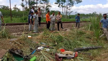 Dirlantas Polda Jatim di lokasi minibus ELF tertabrak KA Probowangi di Lumajang
