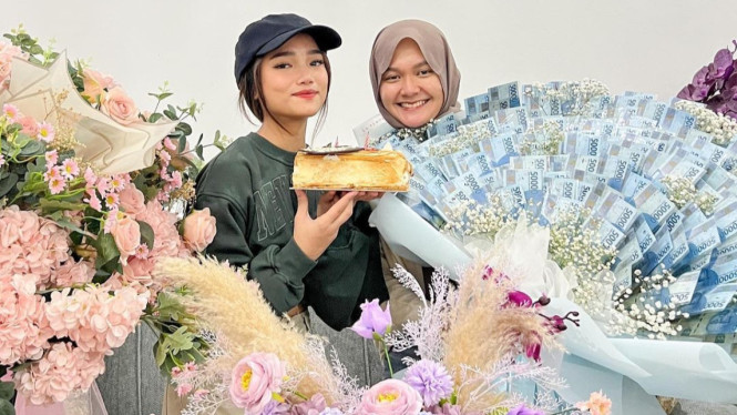 Fuji dan Salah Satu Karyawannya