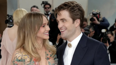 Suki Waterhouse dan Robert Pattinson