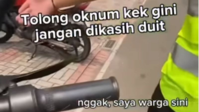 Heboh Pengendara Sepeda Listrik Adu Mulut dengan Tukang Parkir Liar.