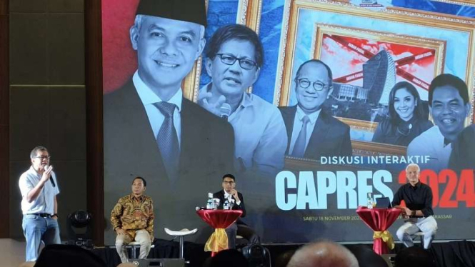 Rocky Gerung bersama Ganjar Pranowo di acara sarasehan nasional UNM di Makassar