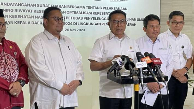 Kepala Staf Kepresidenan Moeldoko didampingi Ketua Bawaslu Rahmat Bagja dan Direktur Utama BPJS Kesehatan Ali Ghufron mengumumkan kebijakan skrining riwayat kesehatan petugas Pemilu dan Pilkada di Kantor Staf Presiden, Jakarta, Senin, 20 November 2023.