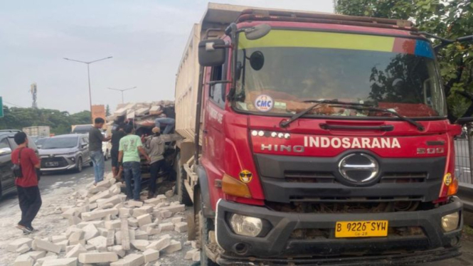 Truk yang kecelakaan di tol, muatan bata hebel berserakan di jalan.