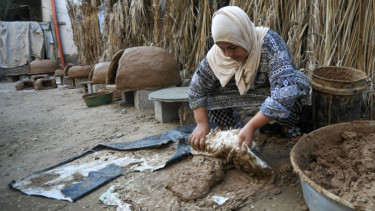 Warga Palestina bikij oven tanah liat