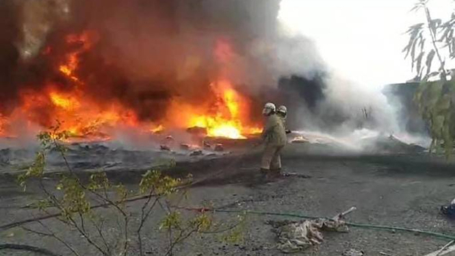 Terbakar lapak limbah plastik di Kampung Kongsi Baru, Rajek, Tangerang