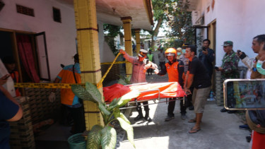  Petugas mengevakuasi jenazah korban dari kamar hotel di Pungging, Mojokerto.
