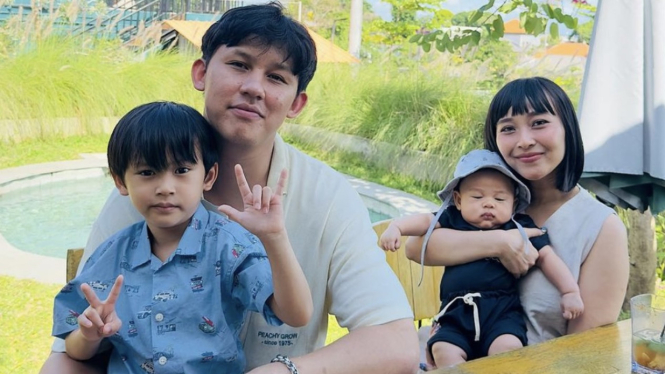 Keluarga Rinni Wulandari dan Jevin Julian.