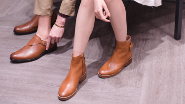 Sepatu berdesain klasik dan ikonis.