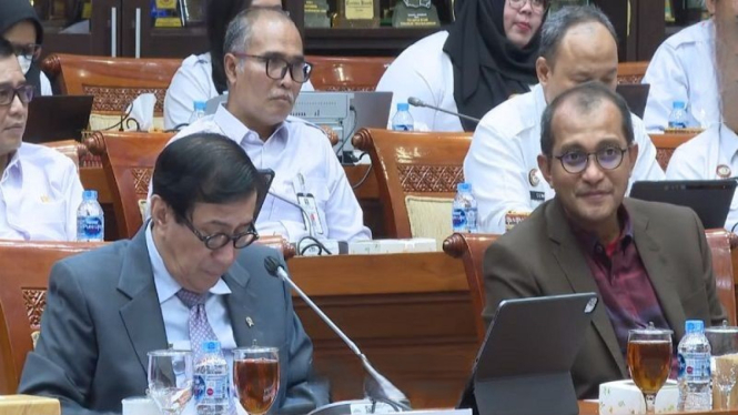 Menkumham Yasonna Laoly dan Wamenkumham Eddy Hiariej saat mengikuti rapat di DPR