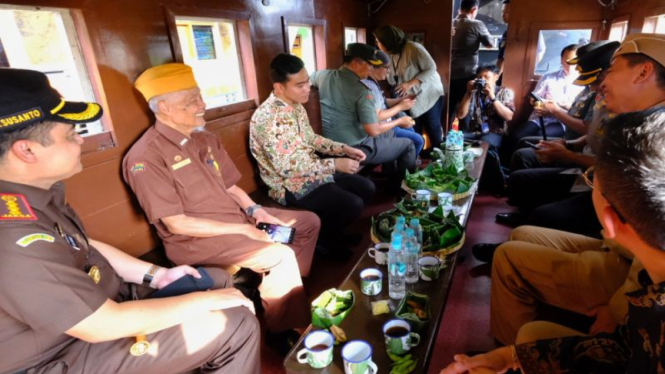 Cawapres Gibran Rakabuming Raka bersama Legiun Veteran Asyik 