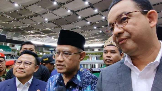 Ketua Umum Muhammadiyah Haedar Nashir (tengah) bersama Anies Baswedan dan Muhaimin Iskandar usai Dialog Terbuka Muhammadiyah Bersama Calon Pemimpin Bangsa di Solo, Jawa Tengah, Rabu, 22 November 2023.