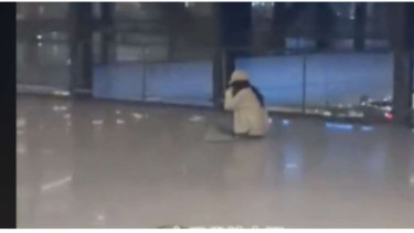 Viral Wanita Nangis Kejer Ketinggalan Pesawat Gegara Belanja