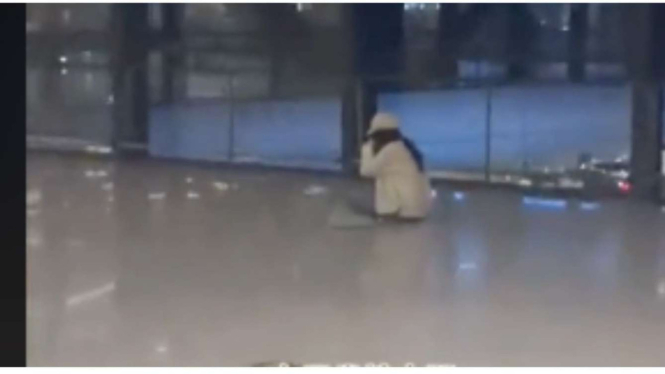 Viral Wanita Nangis Kejer Ketinggalan Pesawat Gegara Belanja