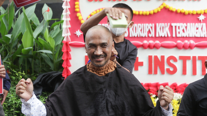 Mantan Ketua KPK Abraham Samad  Cukur Rambut Usai Firli Bahuri Tersangka