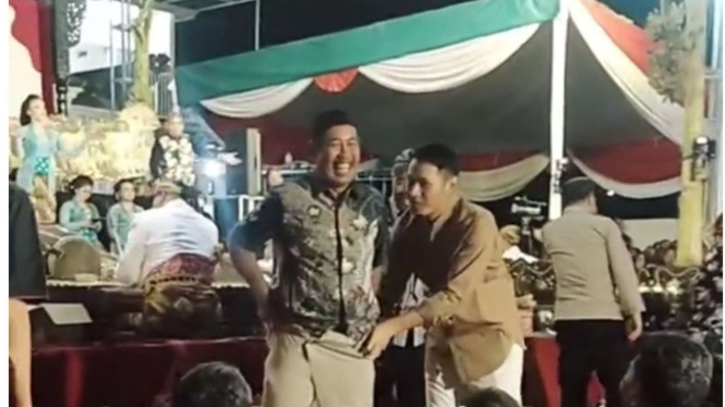 Momen lucu celana seorang bapak melorot saat bertemu Bupati Tuban