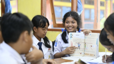 Ilustrasi siswa dan siswi SMP.