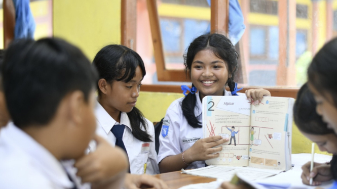 Ilustrasi siswa dan siswi SMP.
