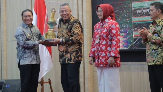 Walikota Tangerang Selatan Benyamin Davnie (dua dari kiri).