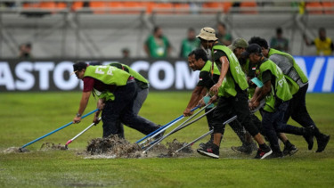 Rumput Jakarta International Stadium (JIS) tergenang saat hujan deras
